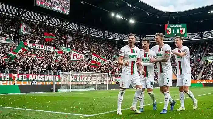 FC Augsburg Spieler feiern ein Tor in der WWK Arena während eines Bundesliga-Heimspiels.